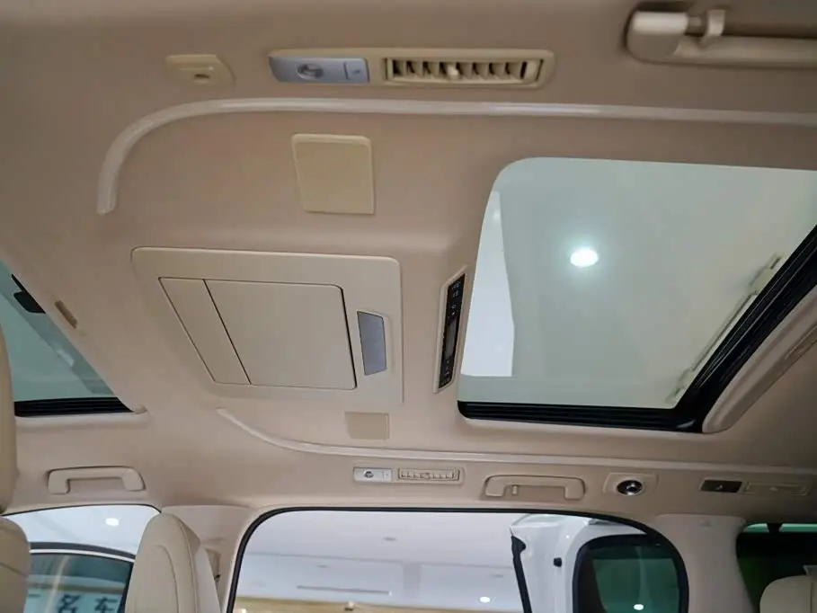 Toyota Vellfire 2023 — Photo 10/20