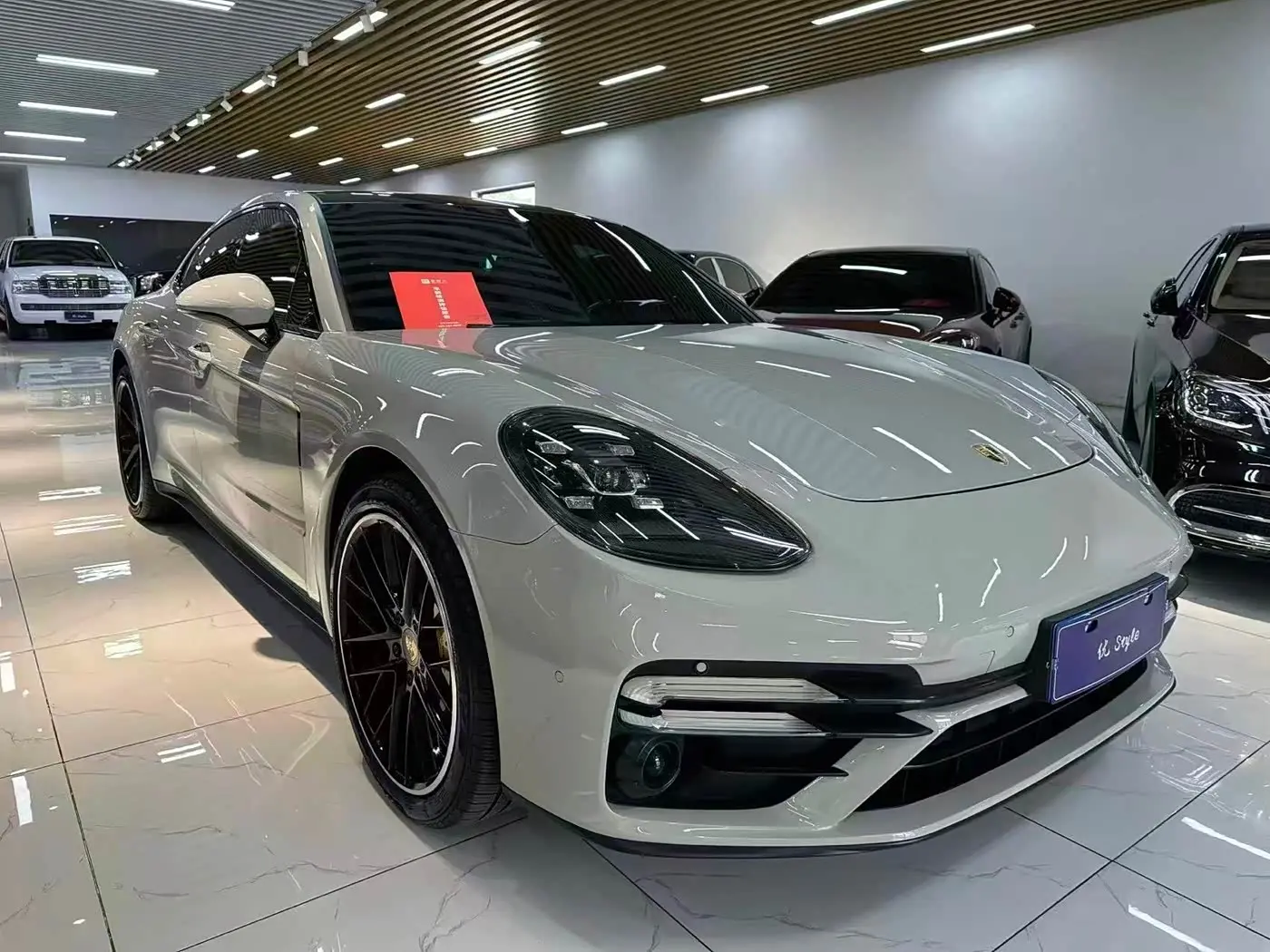 Porsche Panamera 2019 — Фото 1/16