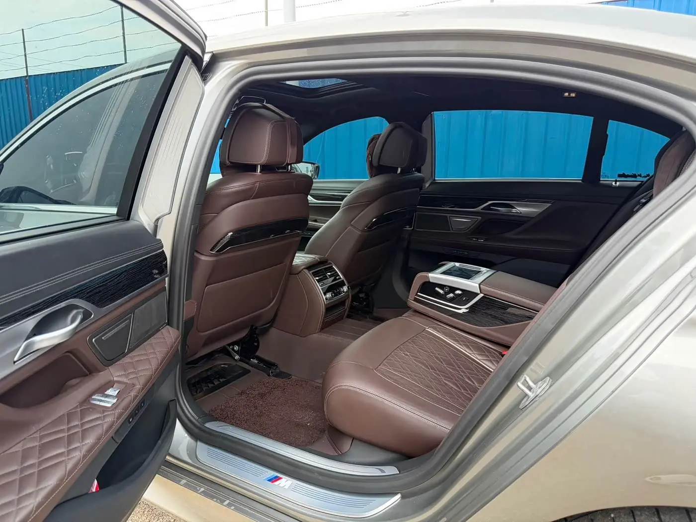 BMW 7 Series 2021 — Photo 8/10