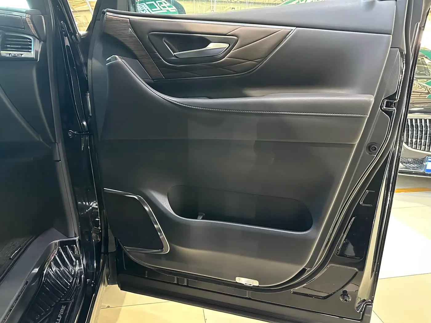 Toyota Vellfire 2024 — Photo 20/20