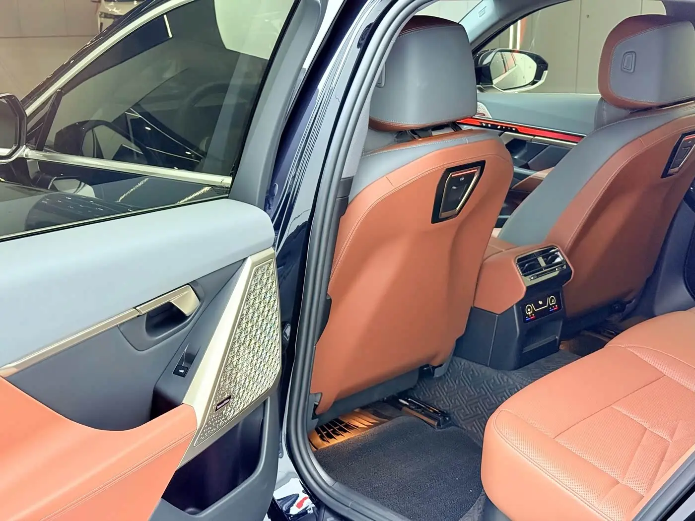 BMW 5 Series 2024 — Photo 8/16