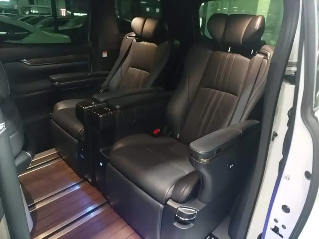 Toyota Vellfire 2022 — Photo 17/20