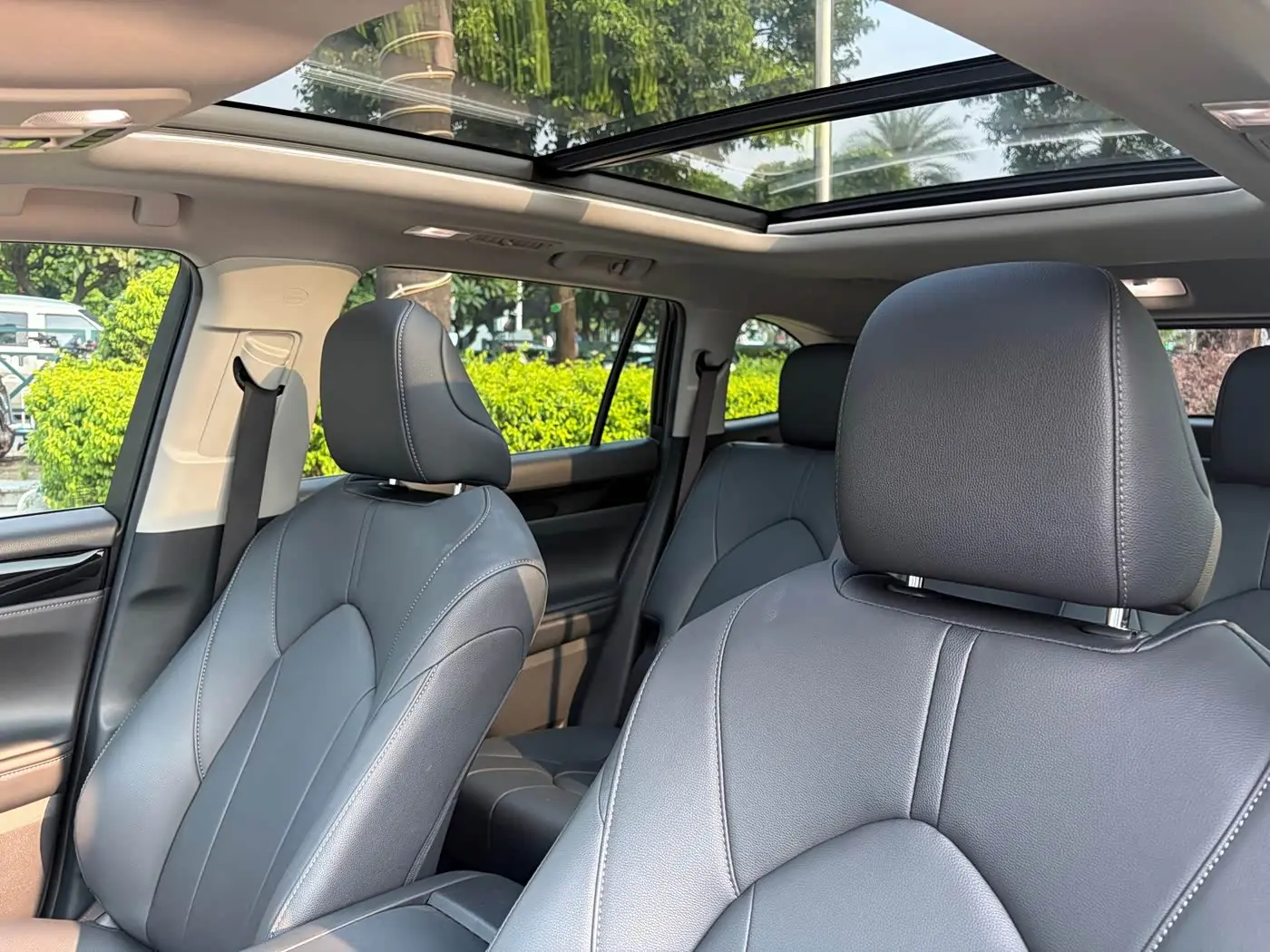 Toyota Highlander 2023 — Photo 16/20