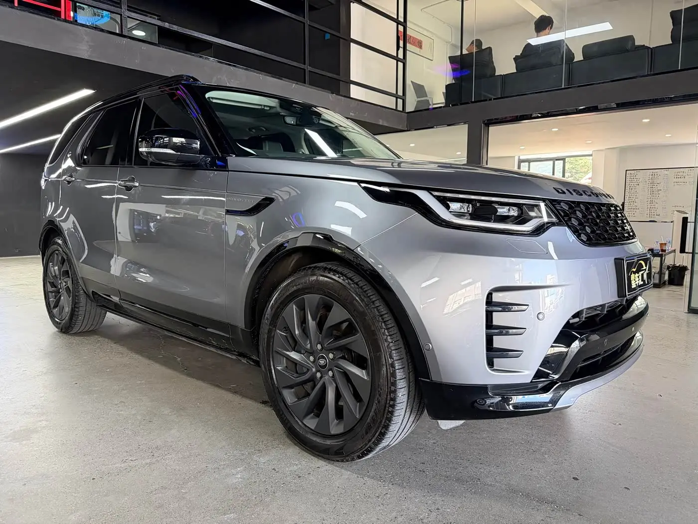 Land Rover Discovery 2022 — Фото 3/20