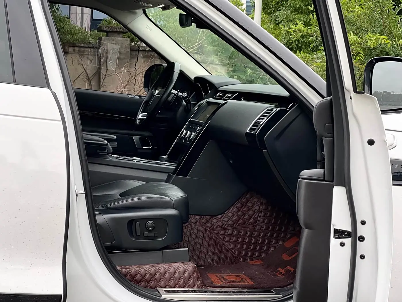 Land Rover Discovery 2019 — Photo 13/18