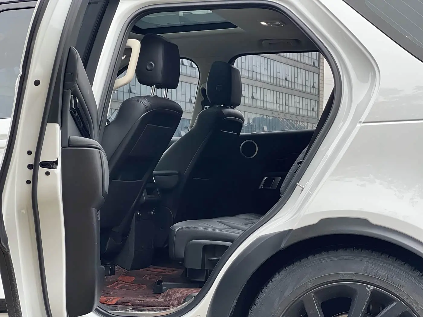Land Rover Discovery 2019 — Photo 14/18