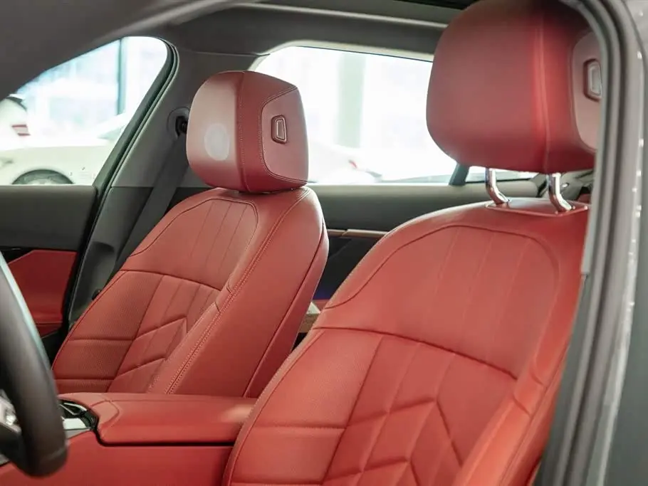 BMW 5 Series 2025 — Photo 11/20