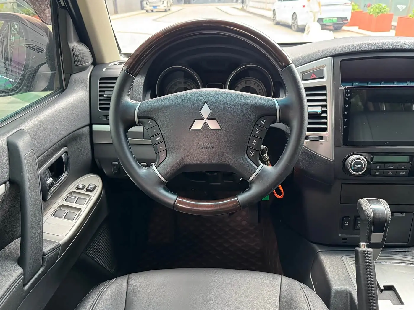 Mitsubishi Pajero 2015 — Şəkil 14/20
