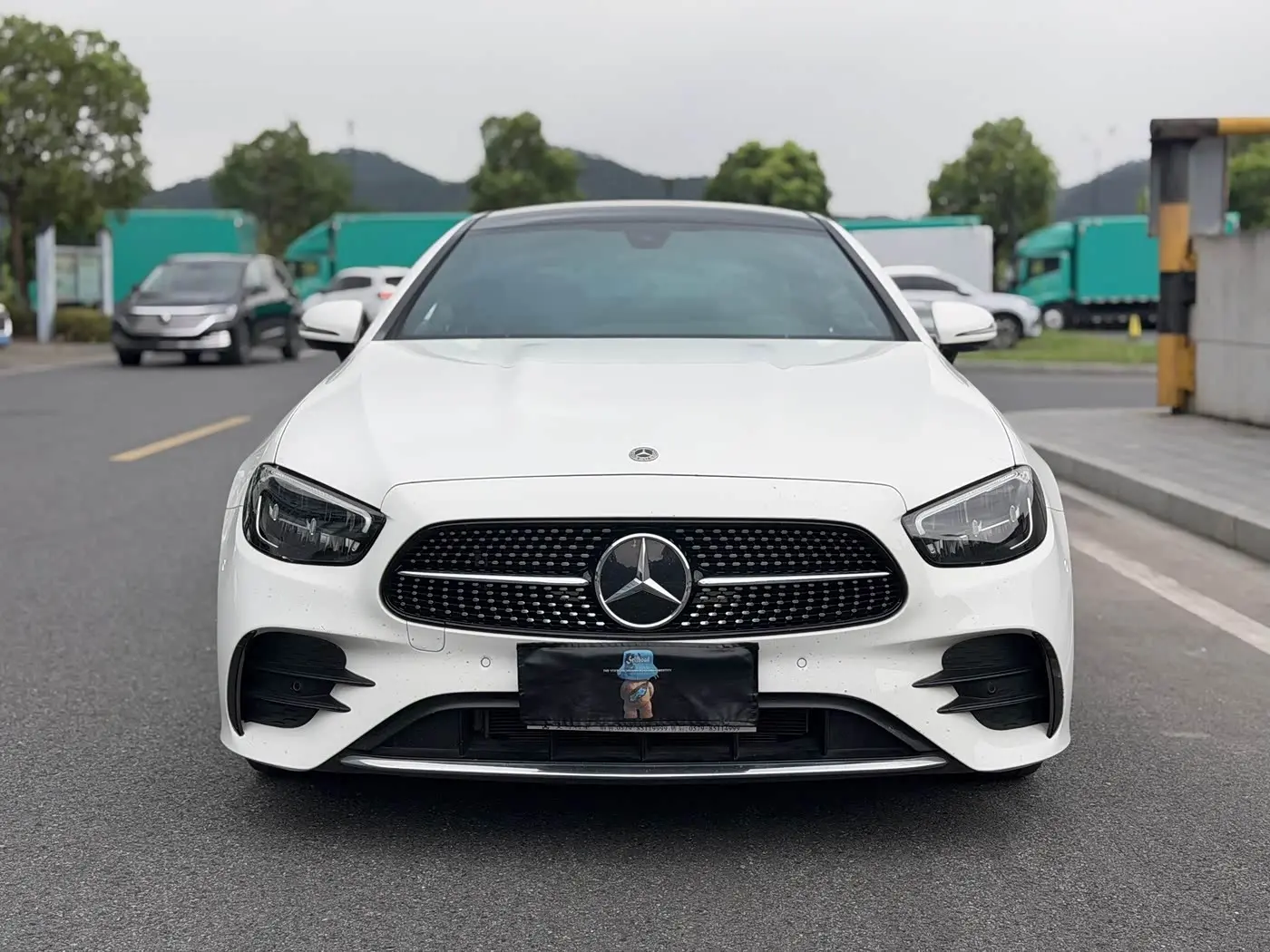 Mercedes-Benz E-Class 2022 — Photo 2/11