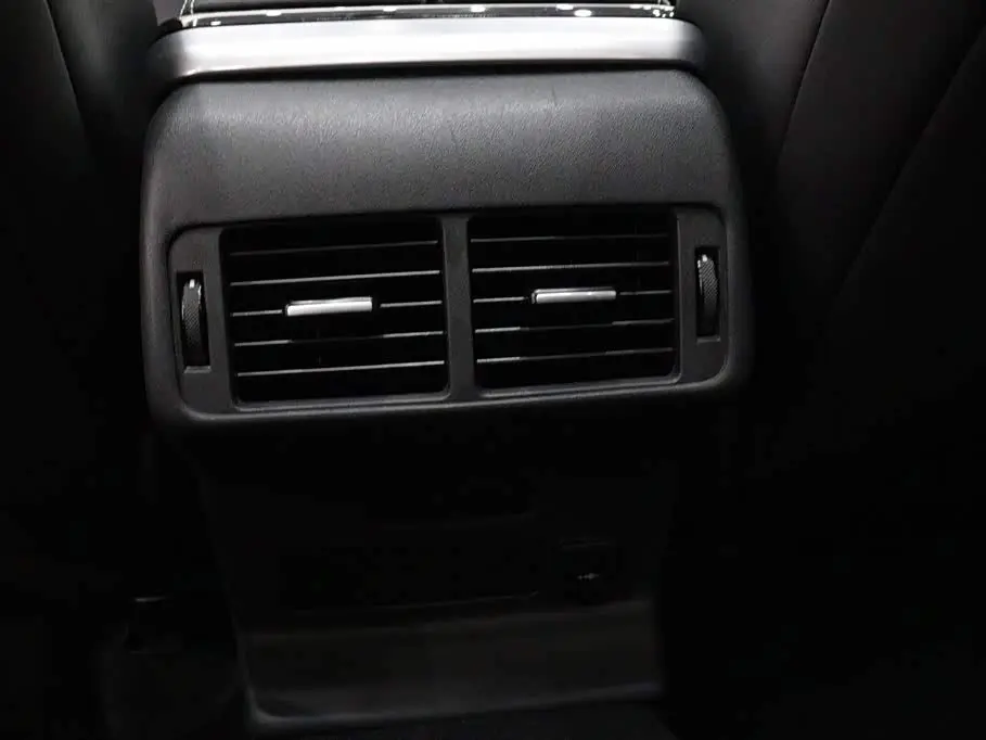 Land Rover Range Rover Velar 2023 — Photo 8/20