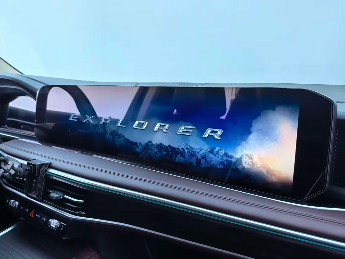 Ford Explorer 2023 — Photo 7/20
