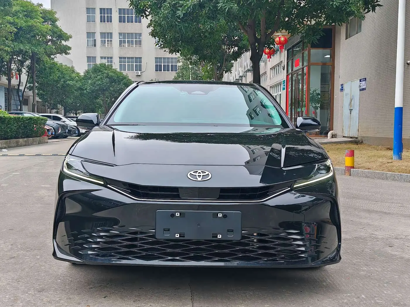 Toyota Camry 2024 — Фото 2/8