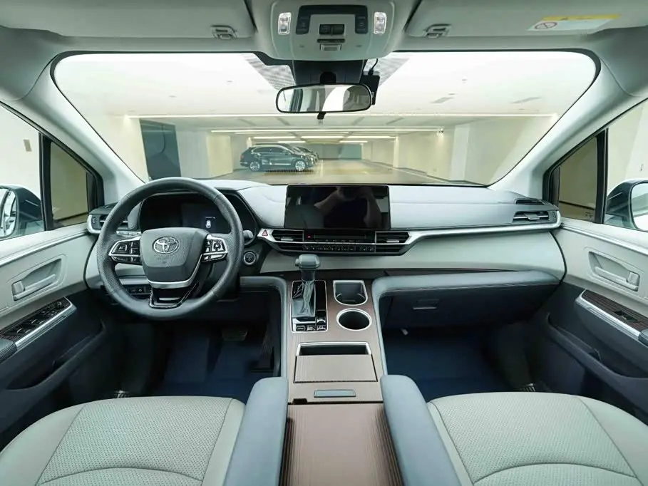 Toyota Sienna 2025 — Photo 18/19