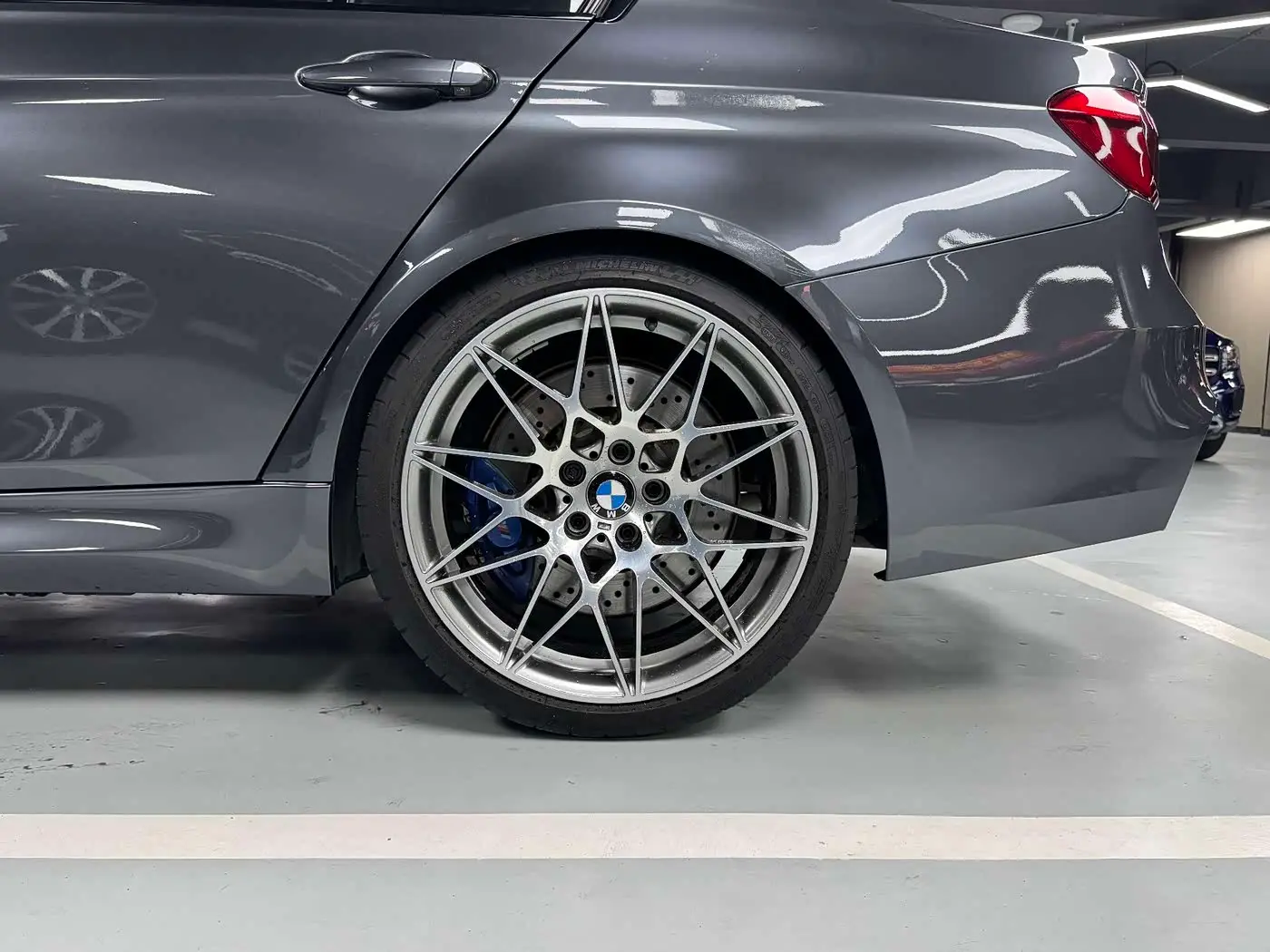 BMW M3 2018 — ფოტო 13/16