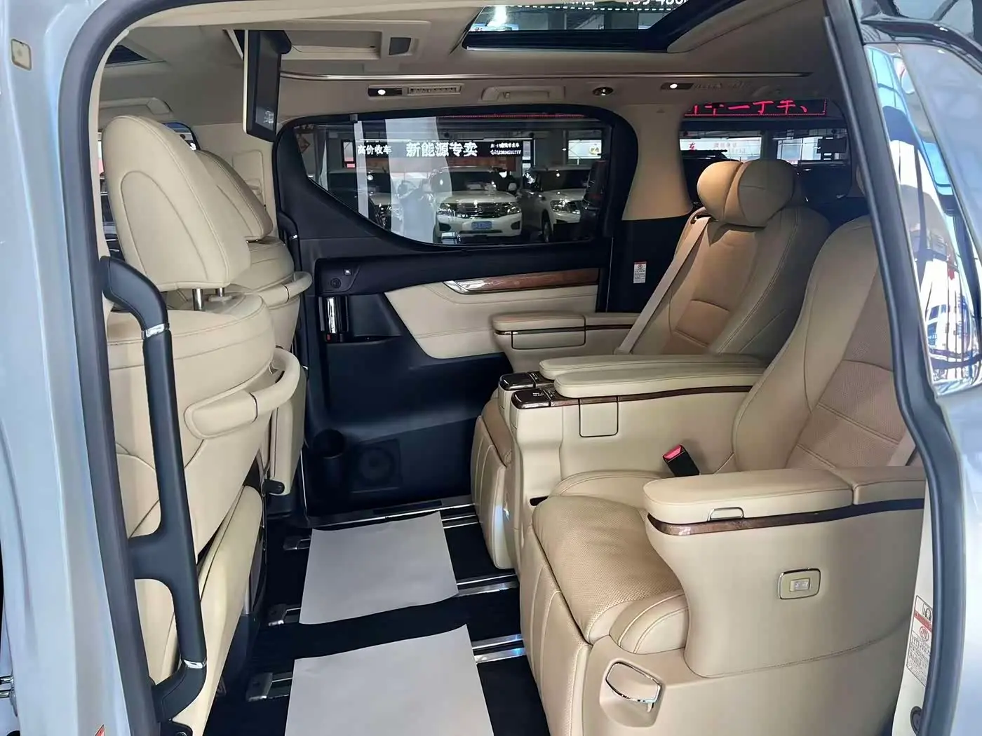Toyota Alphard 2017 — Фото 5/9