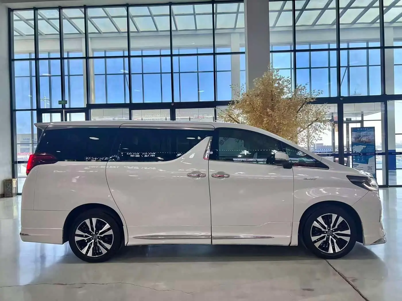 Toyota Alphard 2017 — Фото 8/9