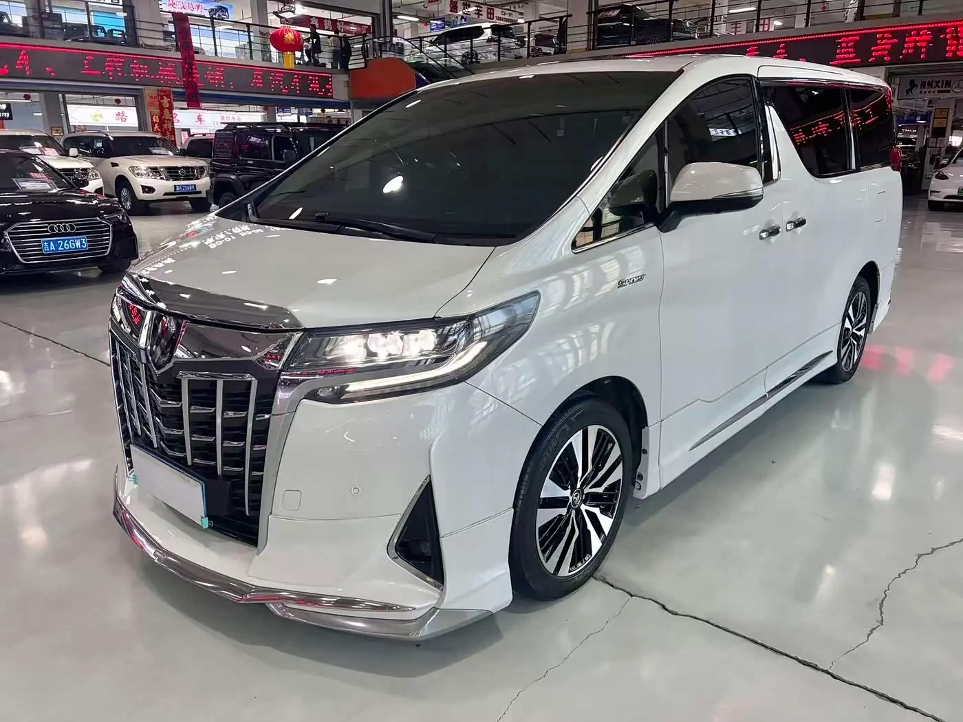 Toyota Alphard 2017 — Фото 1/9