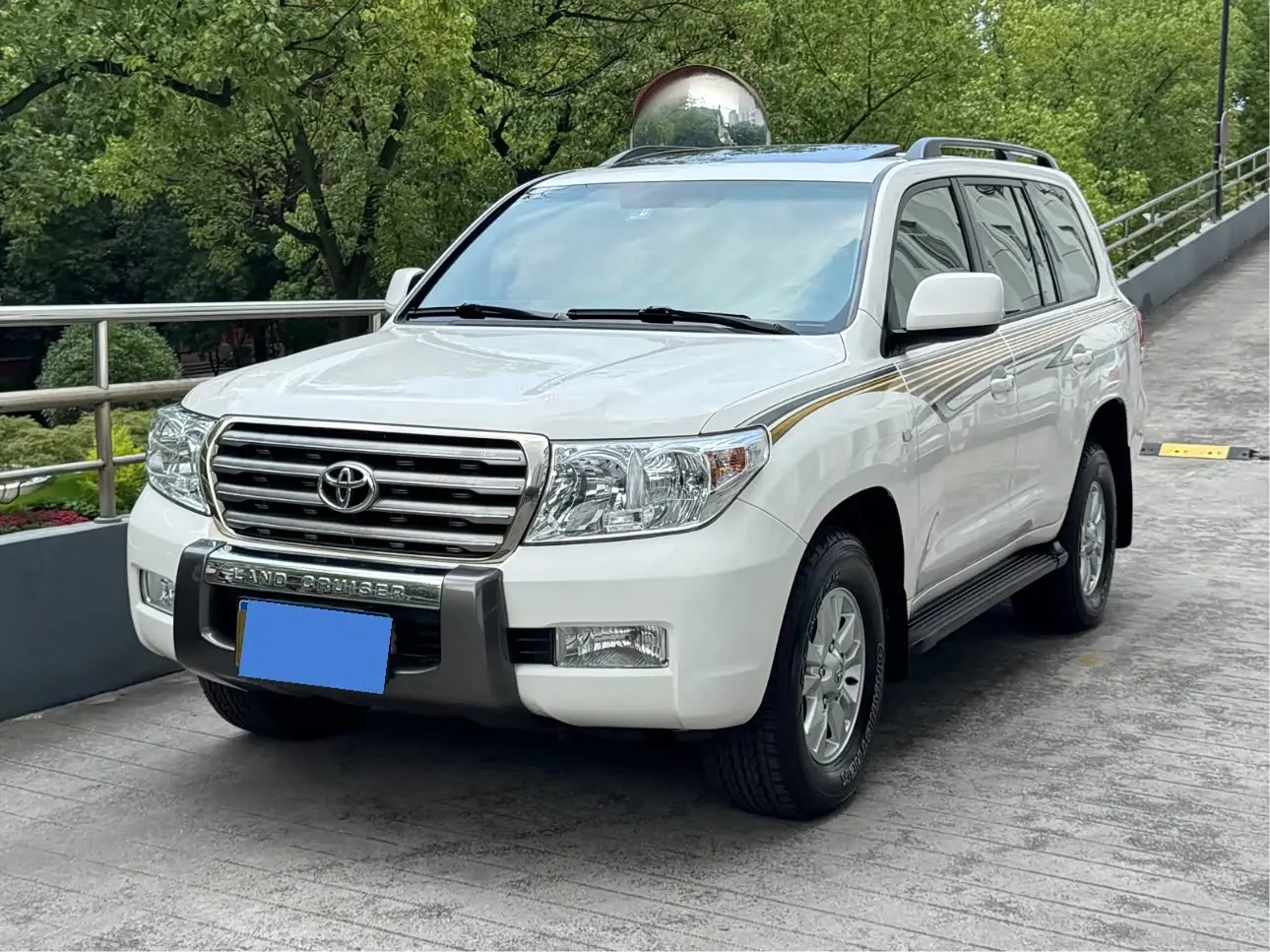 Toyota Land Cruiser 2010 — Photo 1/18