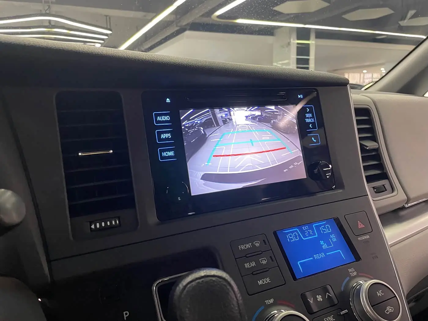 Toyota Sienna 2016 — Photo 19/20