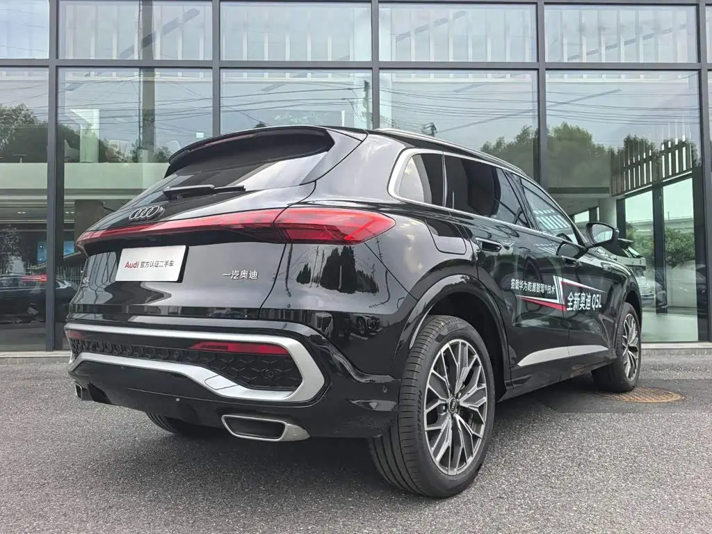 Audi Q5L 2025 — Photo 3/17