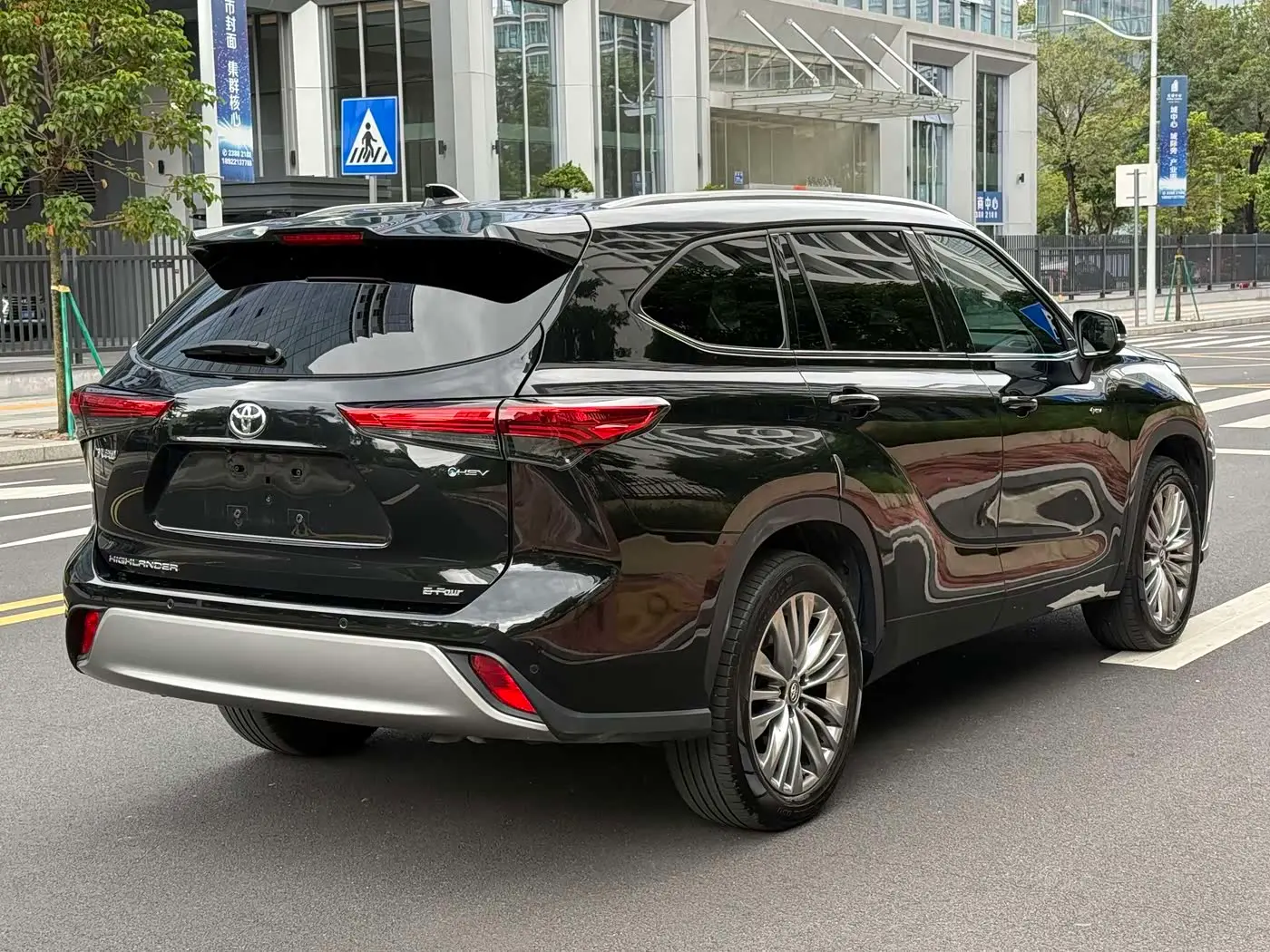 Toyota Highlander 2025 — Фото 16/18