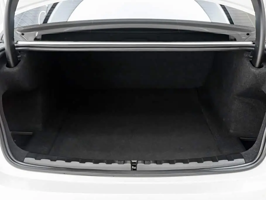 BMW 3 Series 2025 — Photo 12/20
