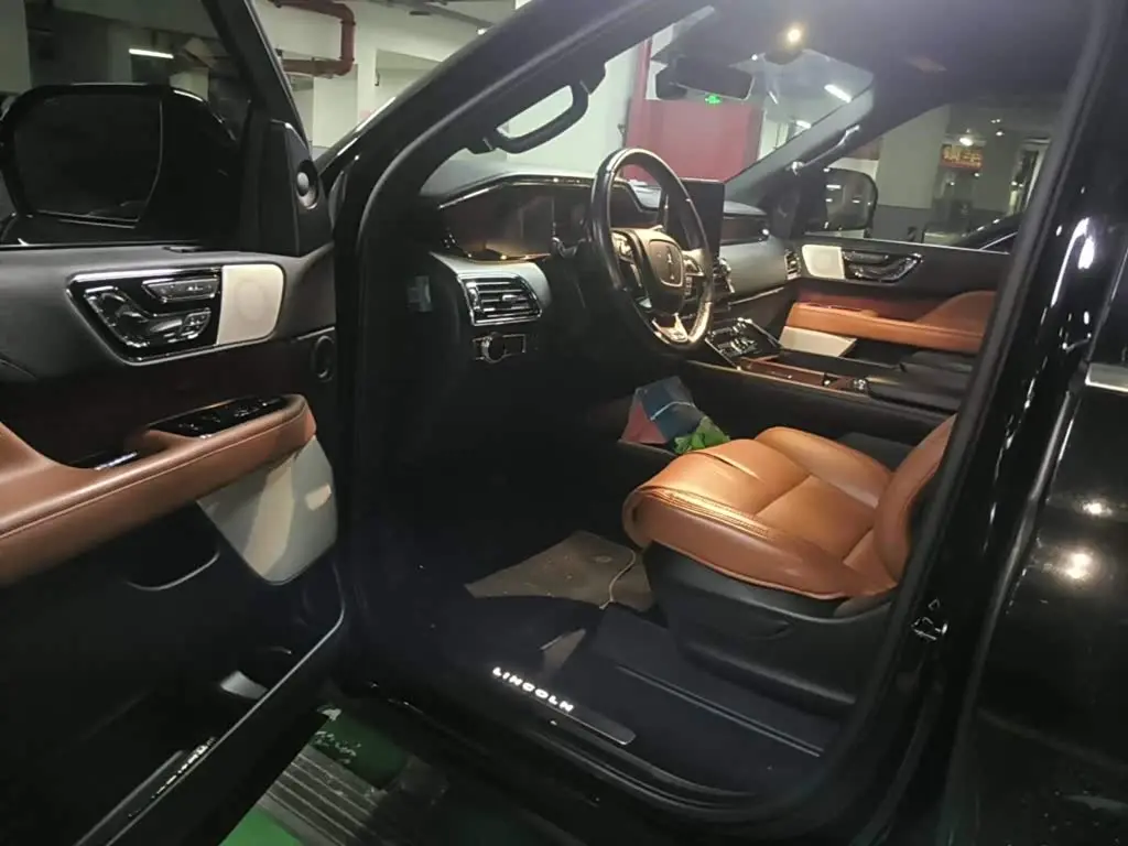 Lincoln Navigator 2021 — Photo 8/15