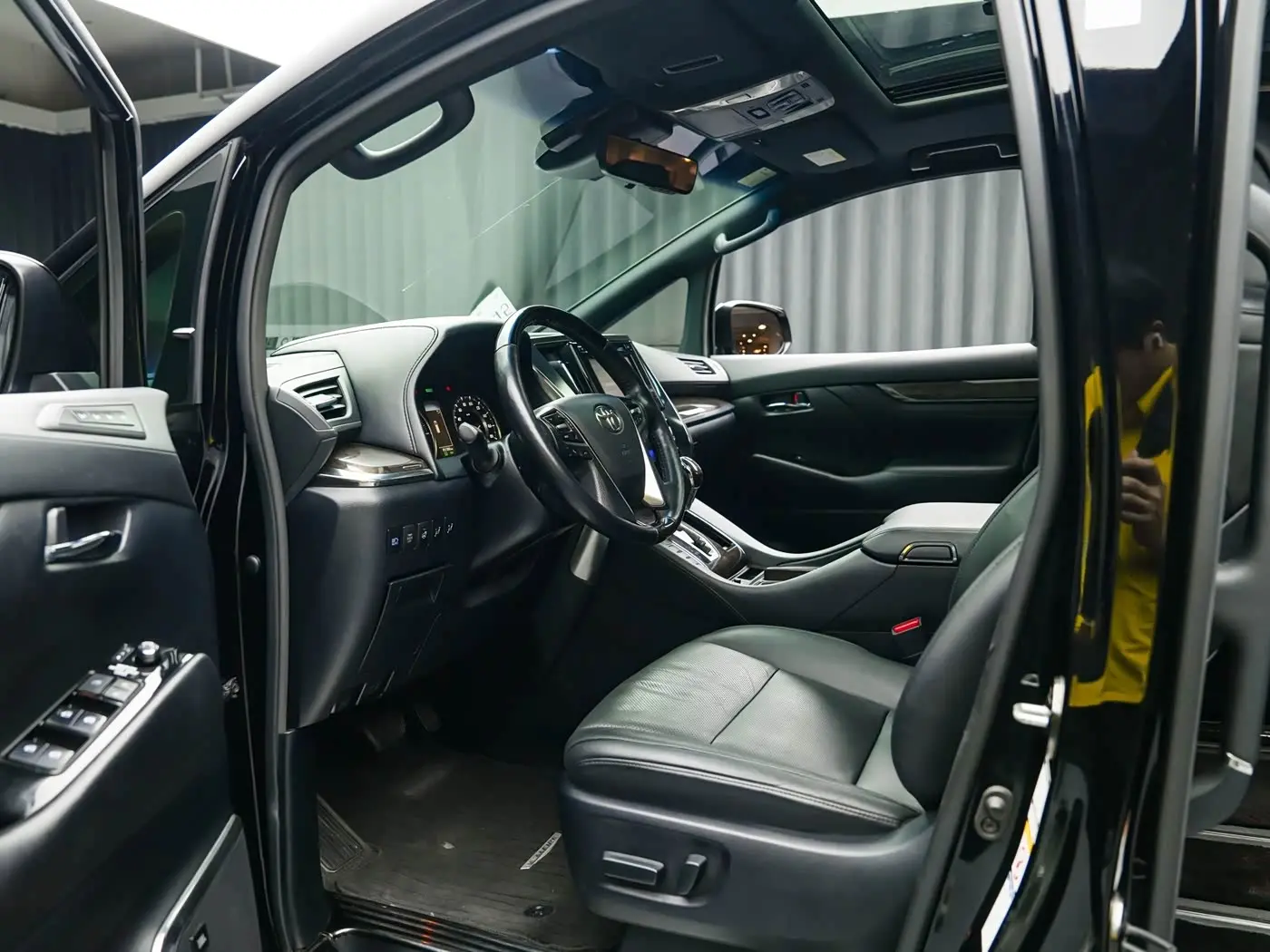 Toyota Vellfire 2019 — Photo 7/8