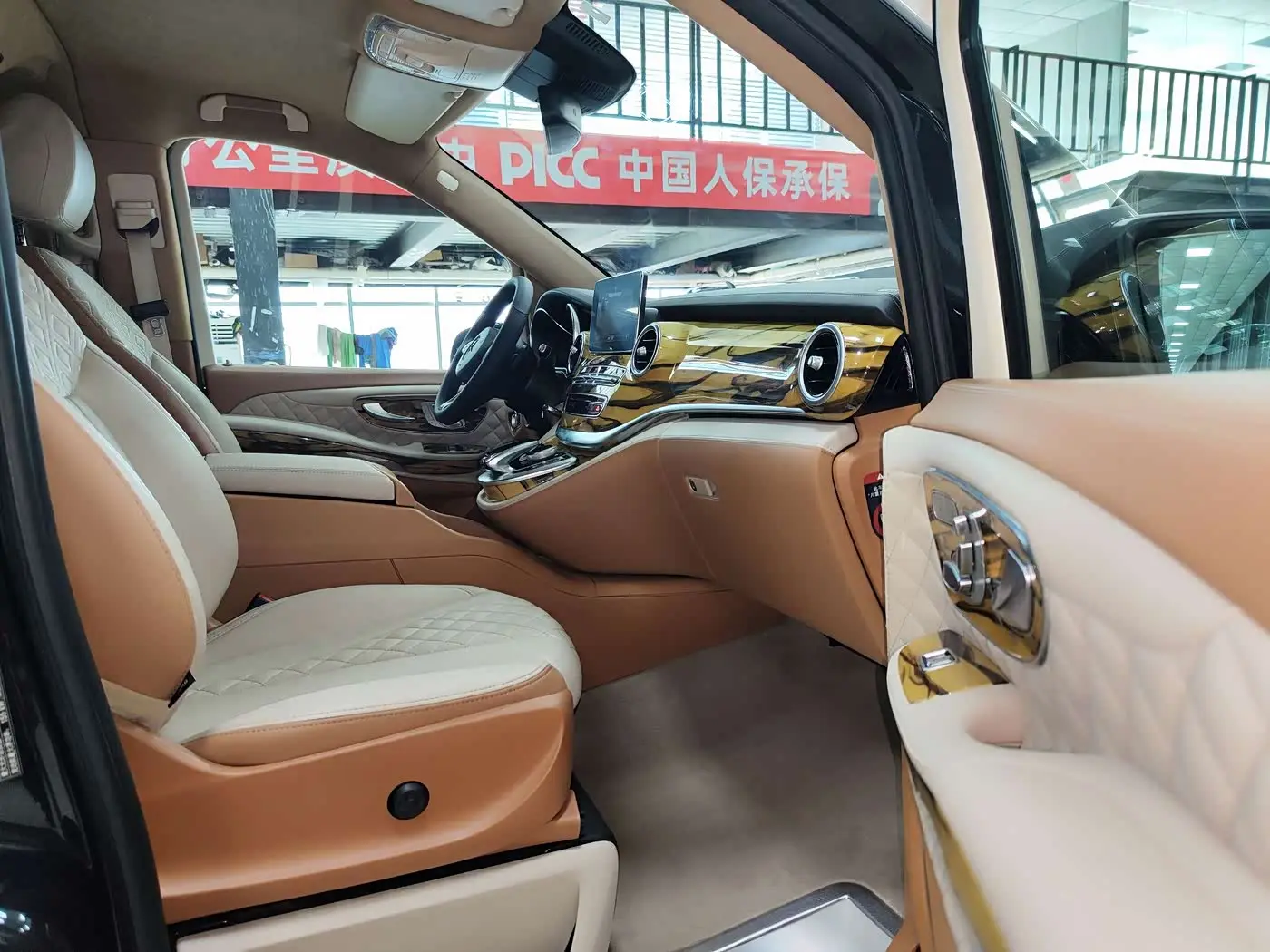 Mercedes-Benz V-Class 2020 — Photo 5/20