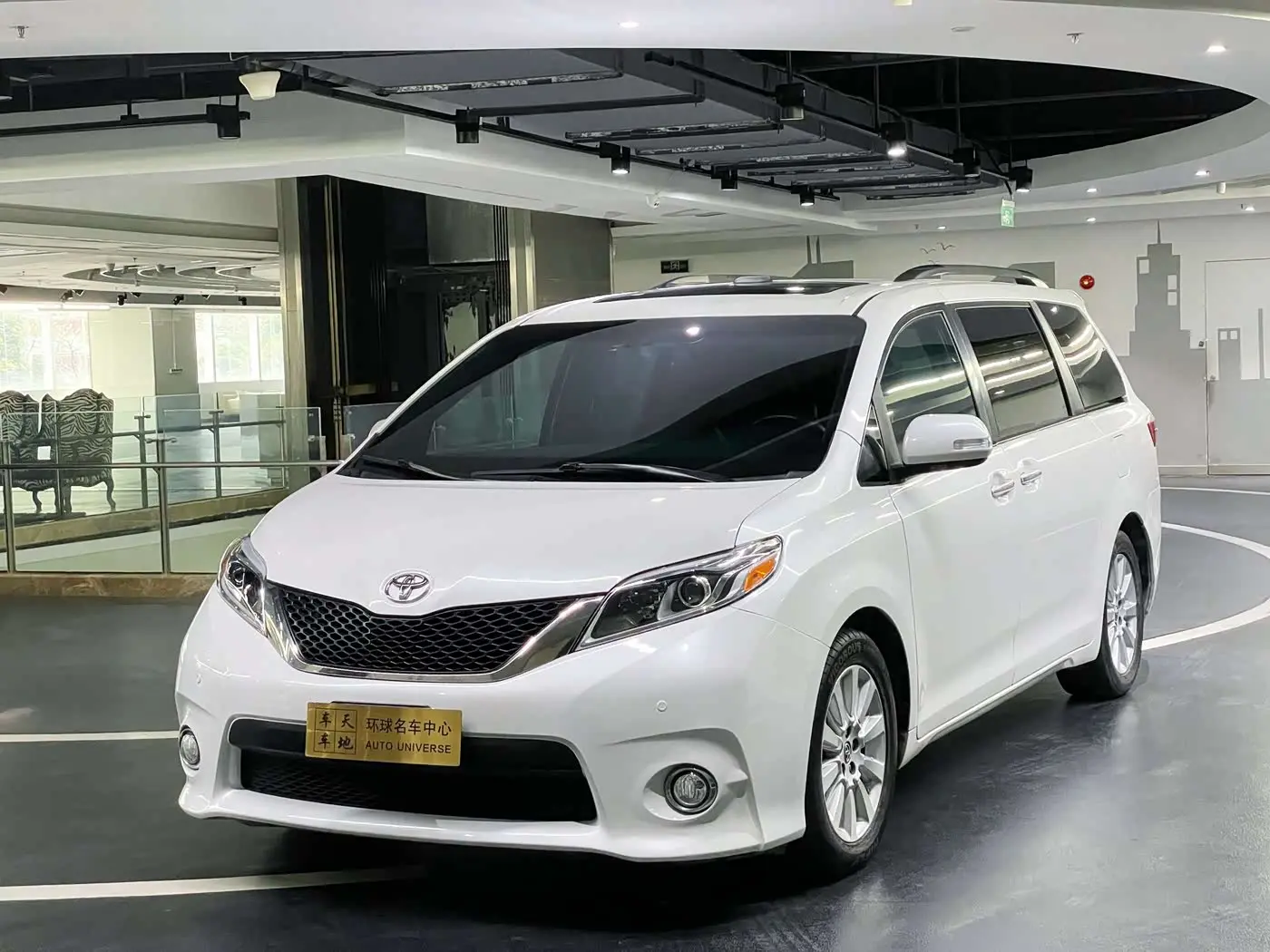Toyota Sienna 2016 — Фото 1/20
