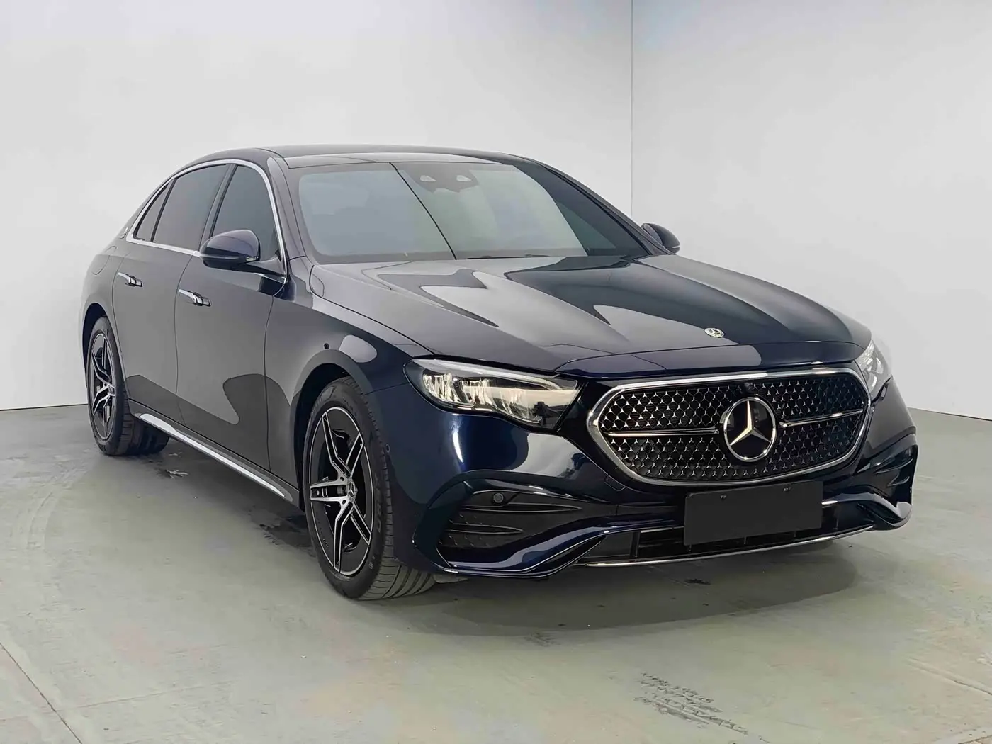 Mercedes-Benz E-Class 2024 — Photo 3/17