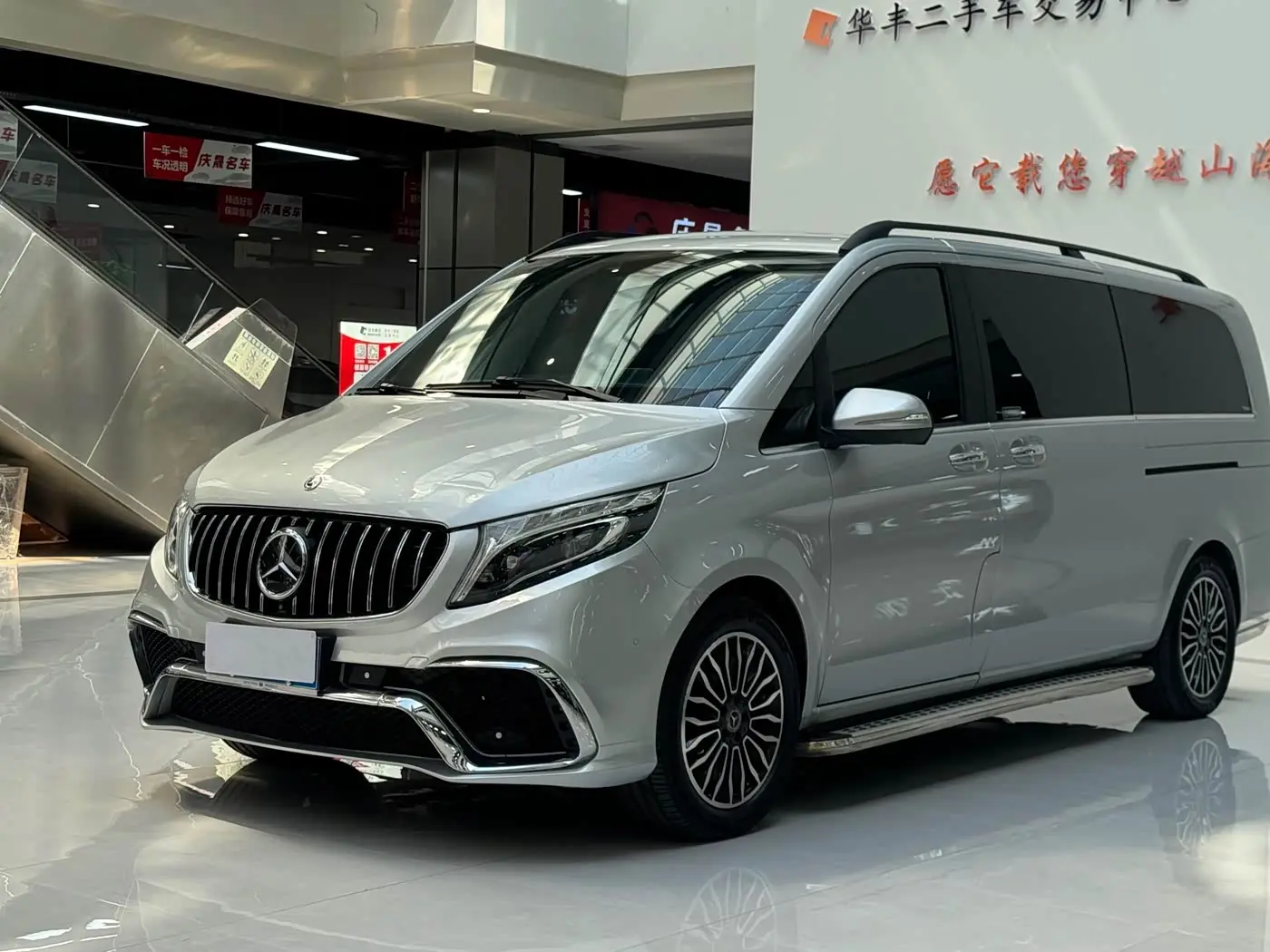 Mercedes-Benz V-Class 2020 — Photo 1/9