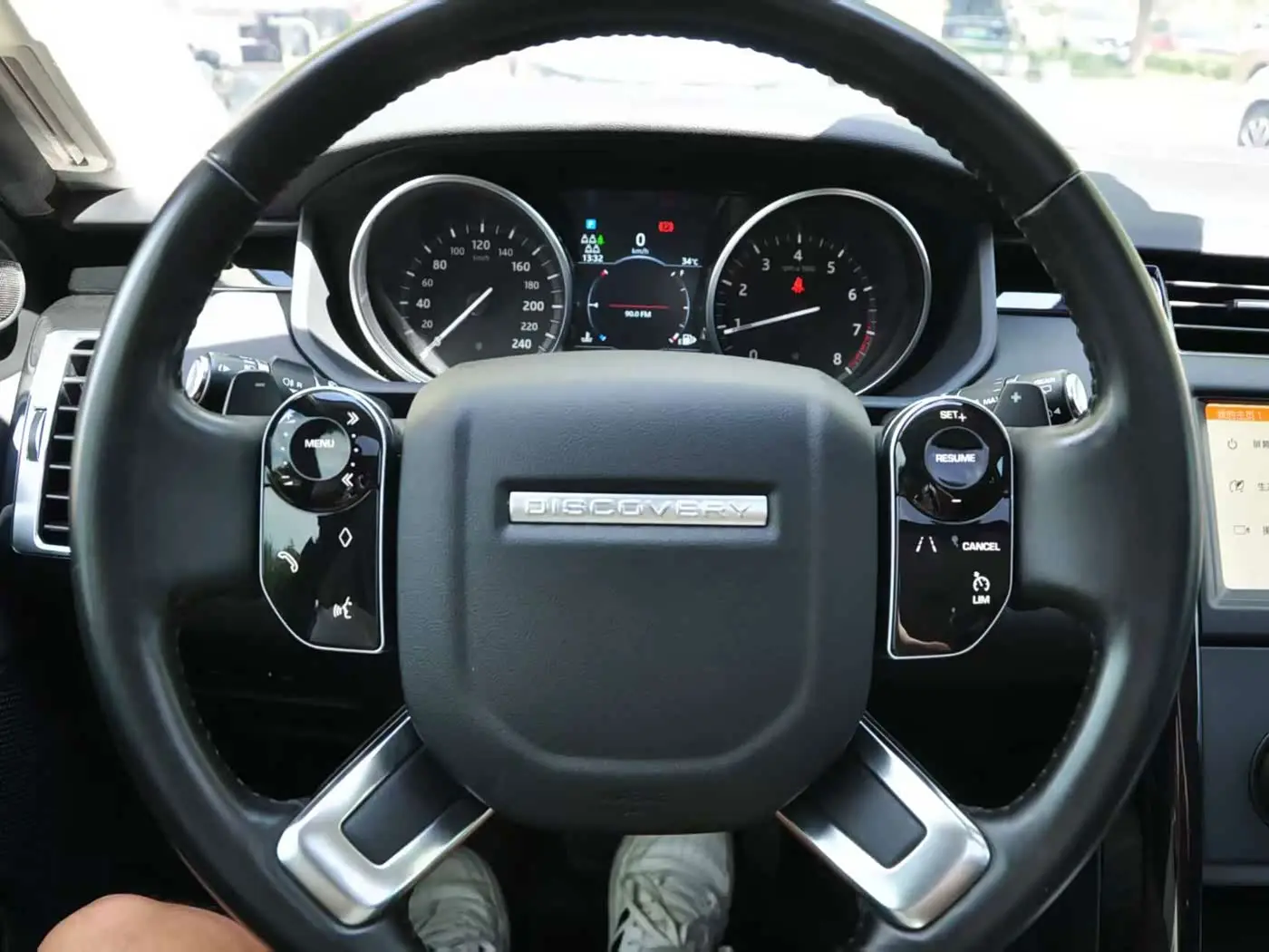 Land Rover Discovery 2019 — Photo 15/15
