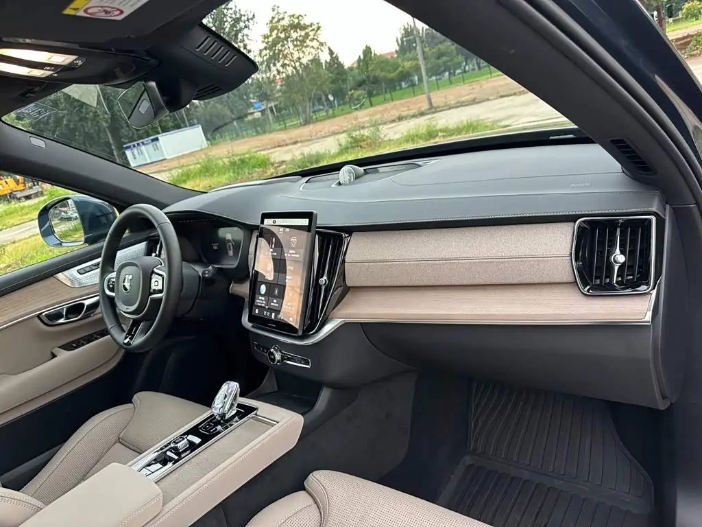 Volvo XC90 Plug-in Hybrid 2026 — Photo 18/20