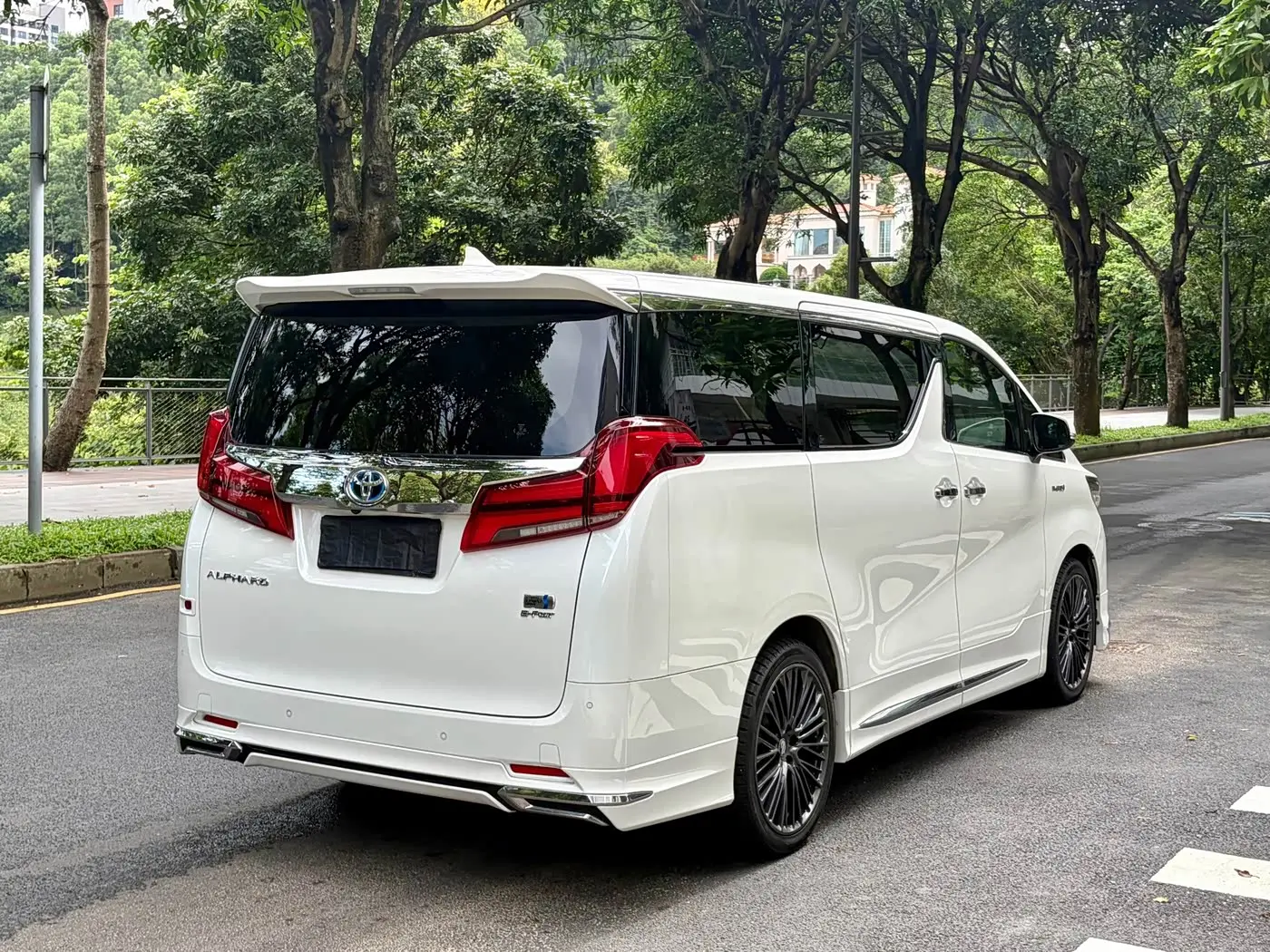Toyota Alphard 2022 — Photo 16/18