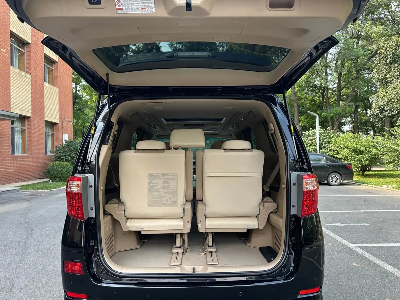 Toyota Alphard 2014 — Photo 12/20