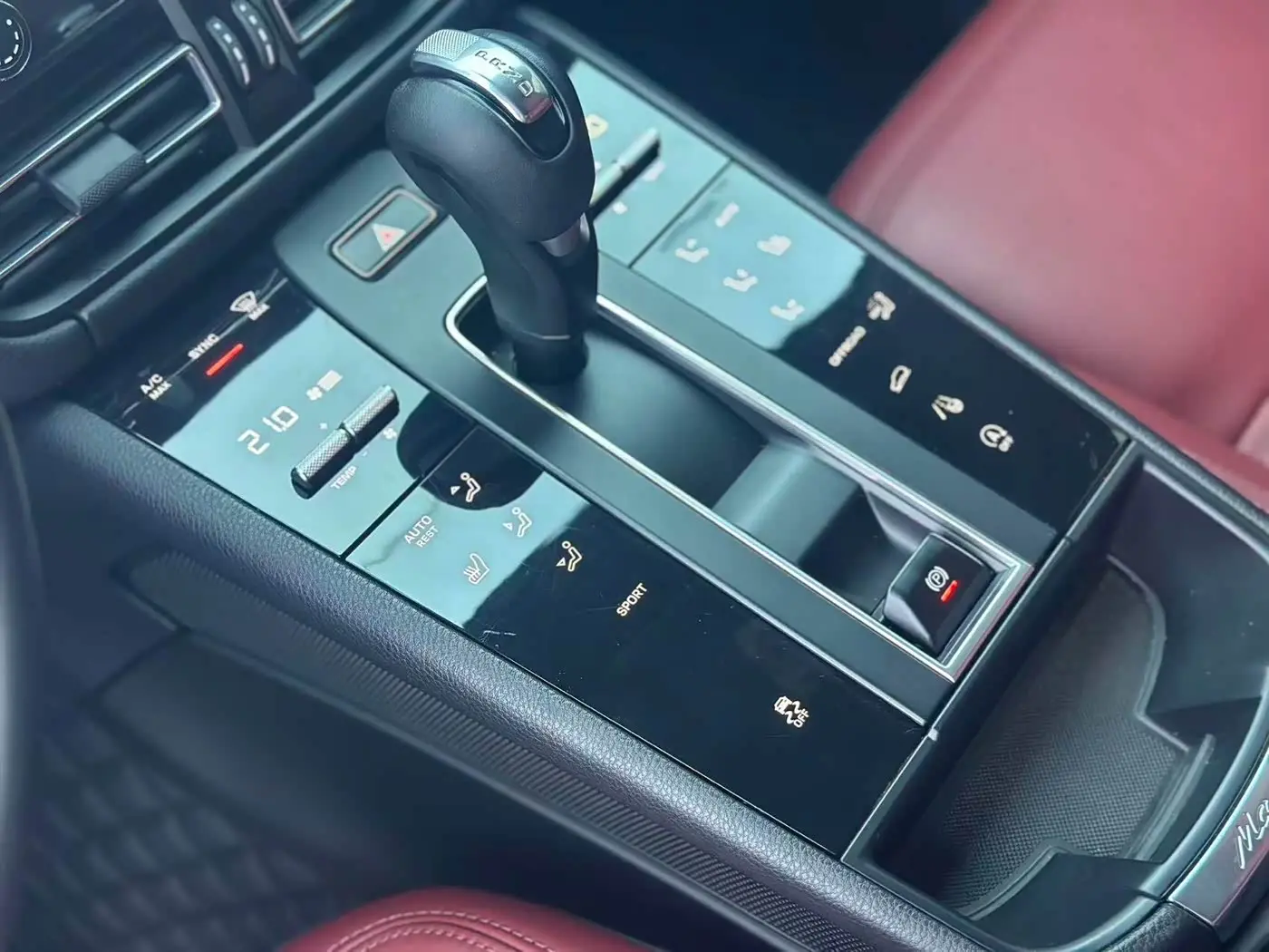 Porsche Macan 2022 — ფოტო 8/20