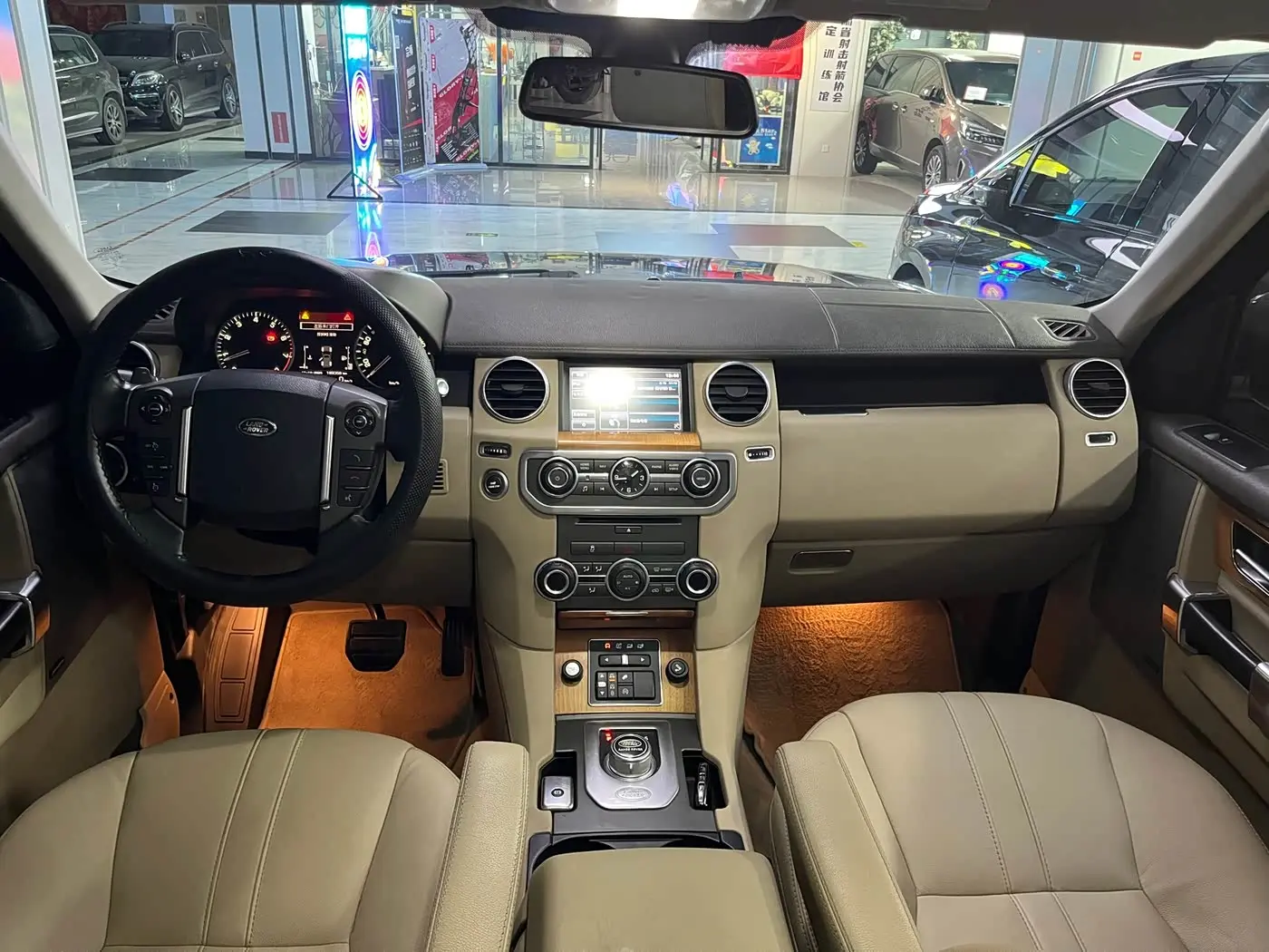 Land Rover Discovery 2015 — Фото 16/20