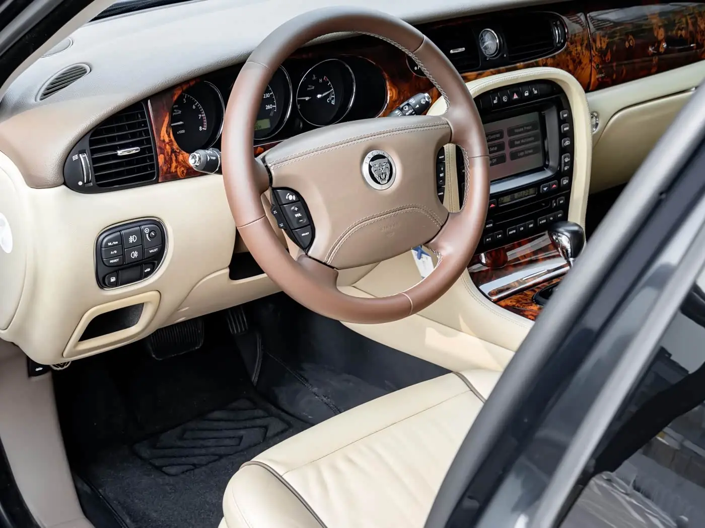 Jaguar XJ 2008 — Şəkil 10/20