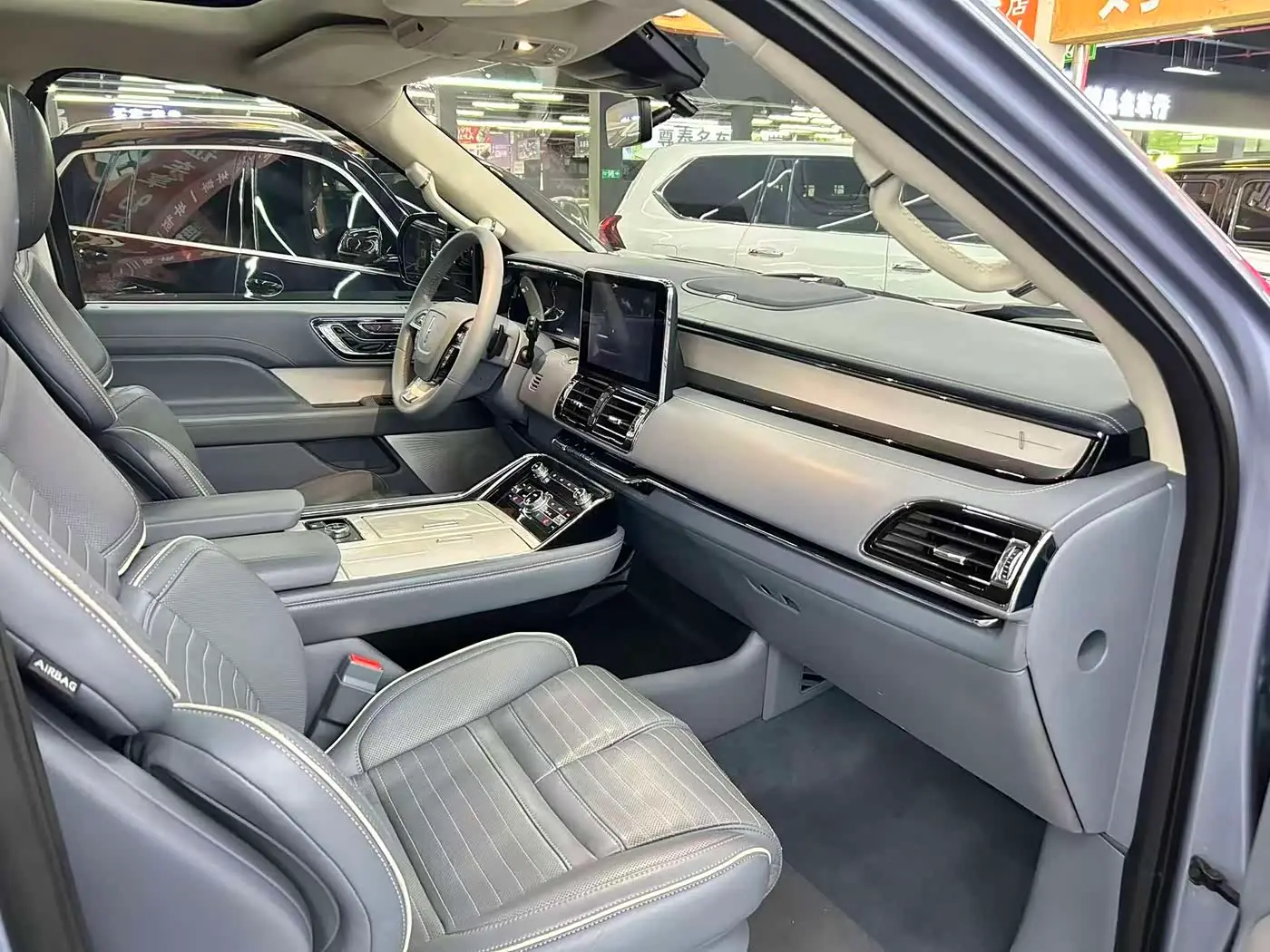 Lincoln Navigator 2018 — Şəkil 4/19