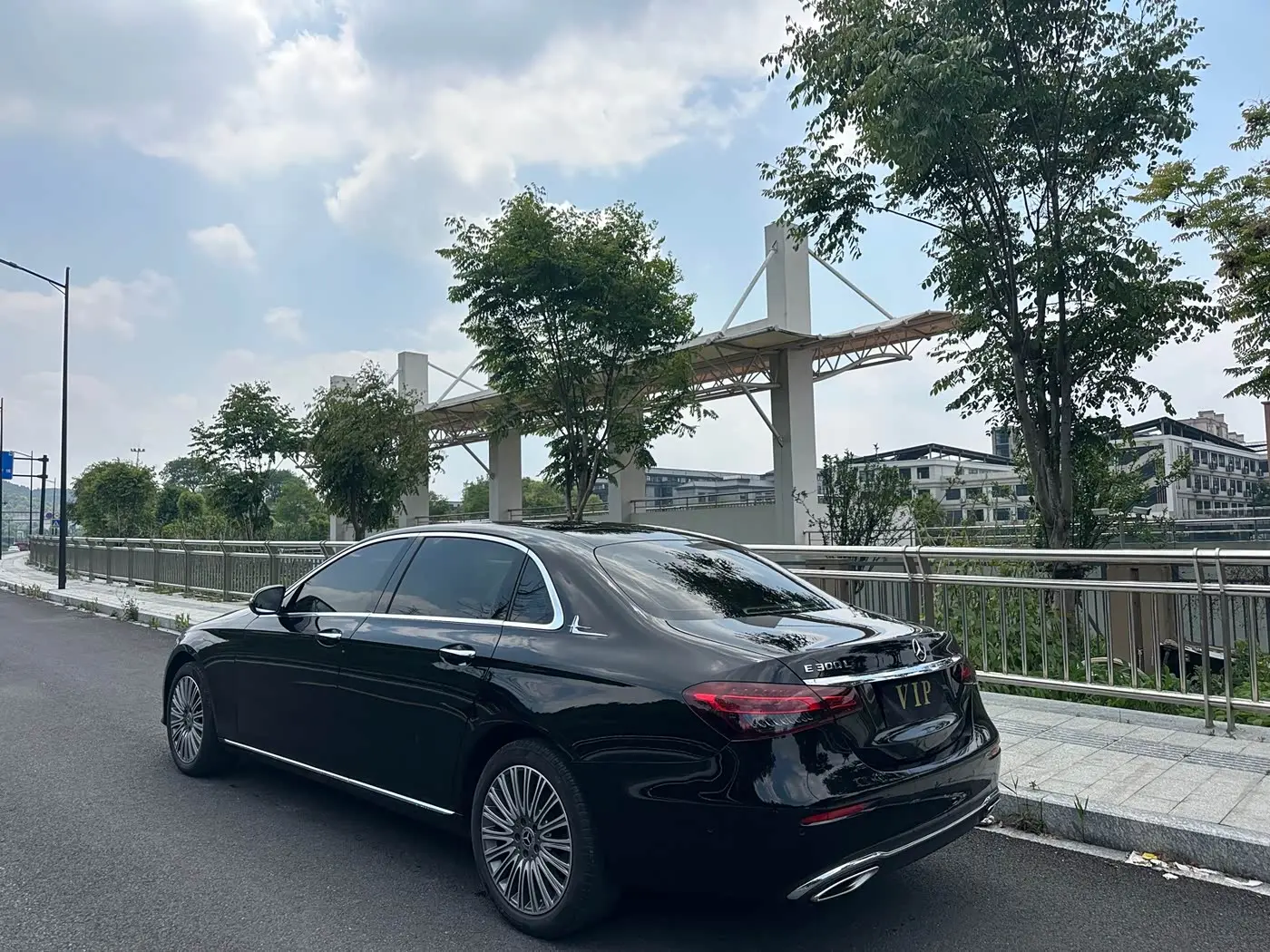 Mercedes-Benz E-Class 2023 — Photo 4/11
