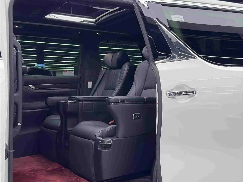 Lexus LM 2022 — Photo 9/20