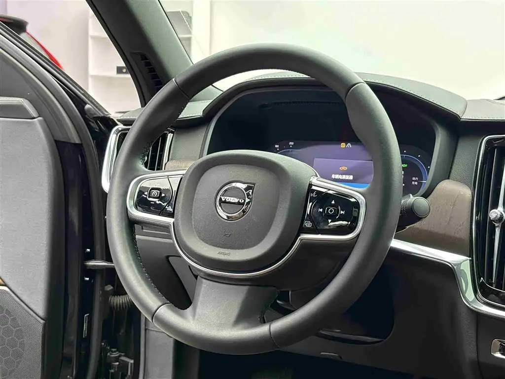 Volvo S90 Plug-in Hybrid 2024 — Photo 9/18