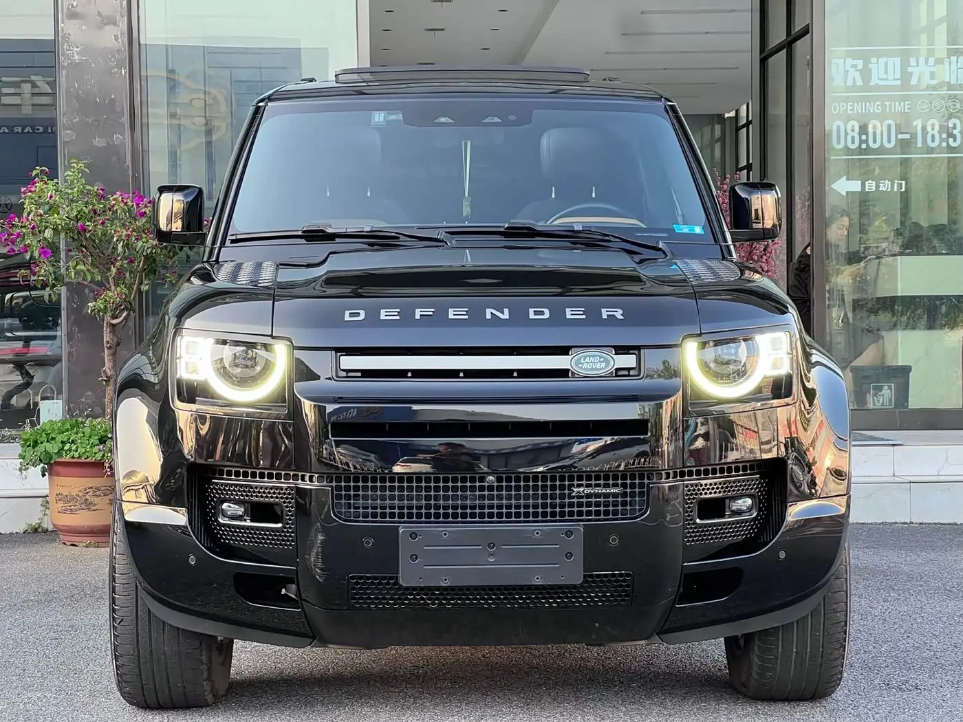 Land Rover Defender 2023 — Photo 2/9