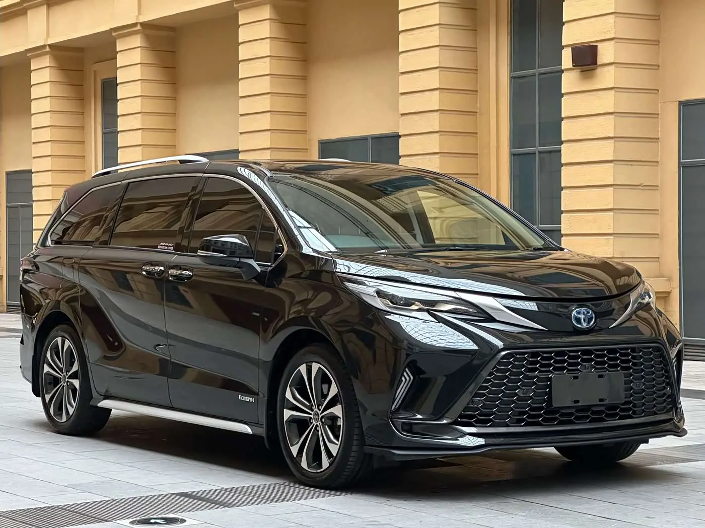 Toyota Granvia 2023 — Photo 3/18