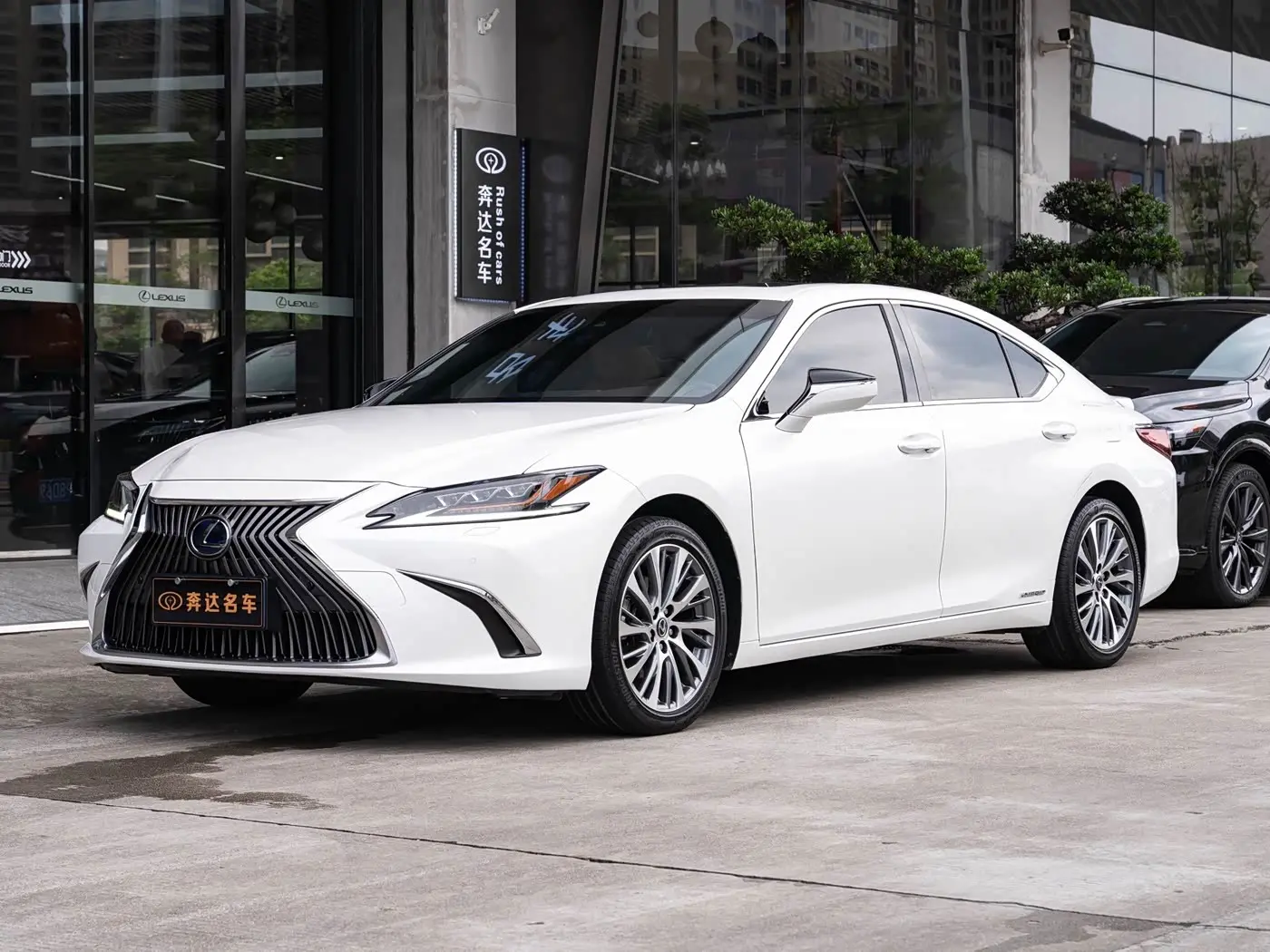 Lexus ES 2021 — Photo 1/20