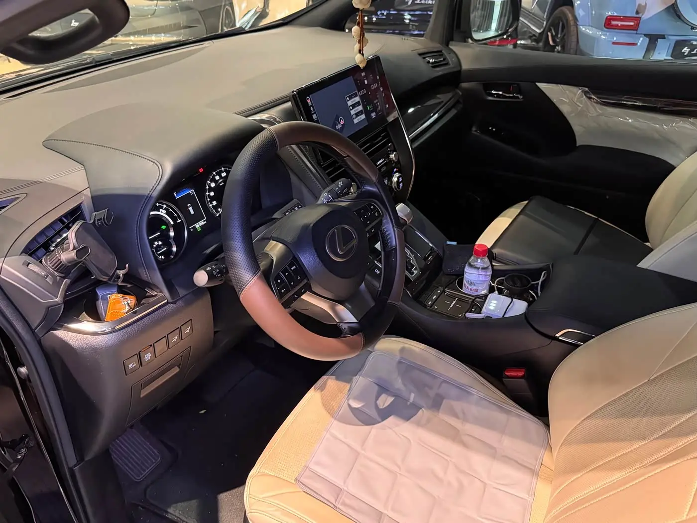 Lexus LM 2022 — Photo 9/12