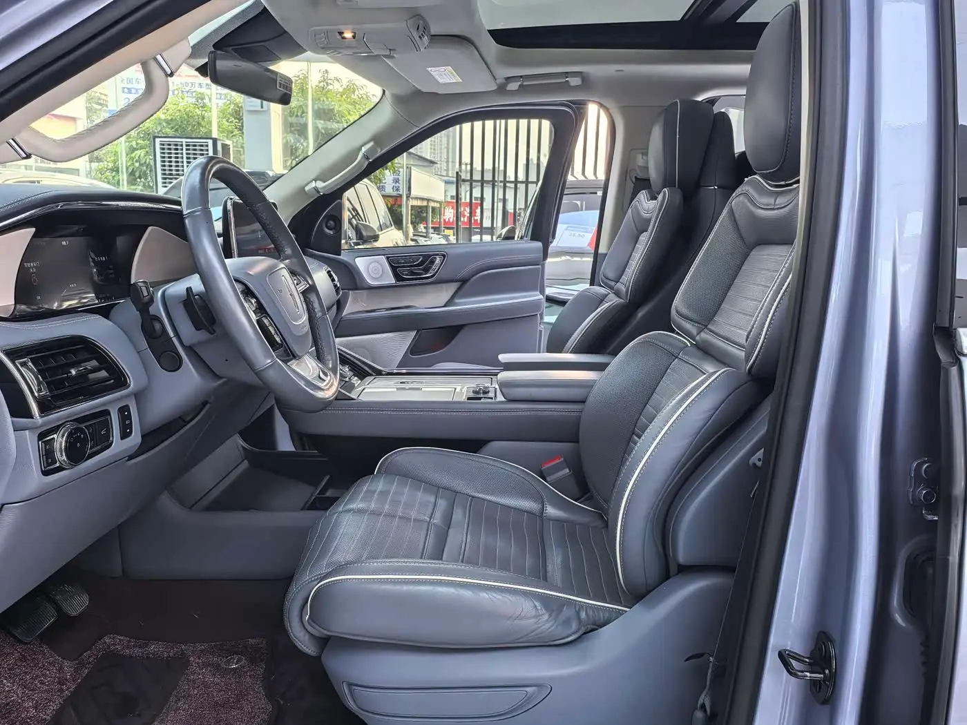 Lincoln Navigator 2023 — Şəkil 5/18