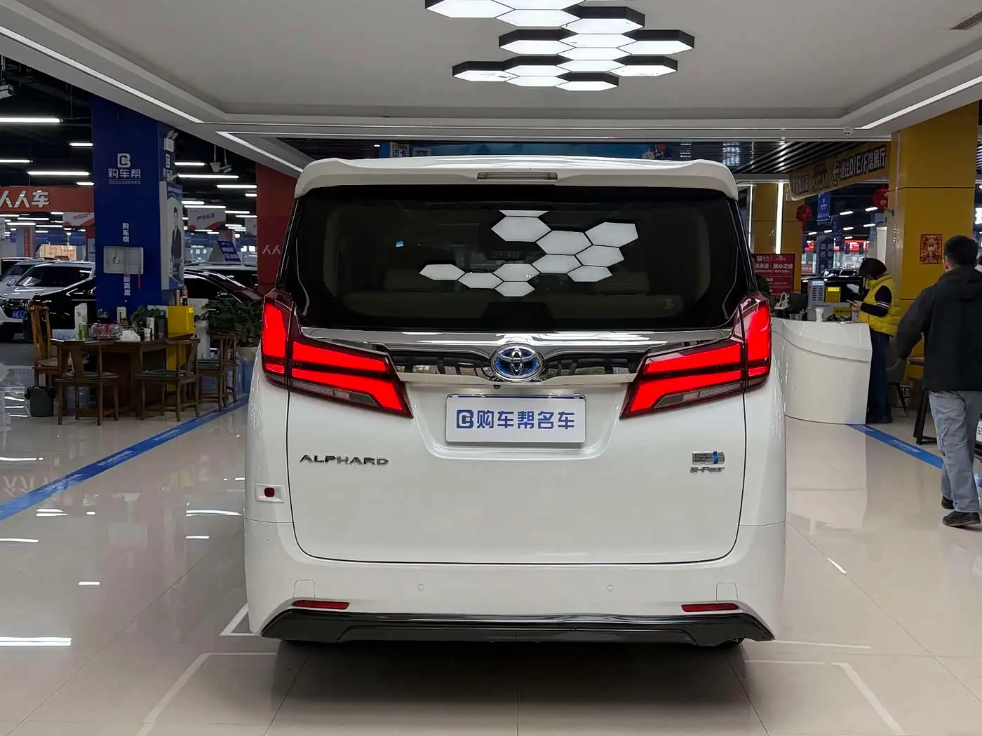 Toyota Alphard 2019 — Photo 19/20