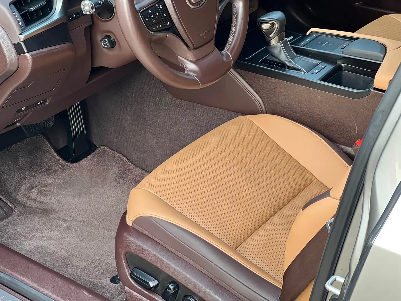 Lexus ES 2019 — Photo 11/20